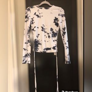 Long sleeve top.